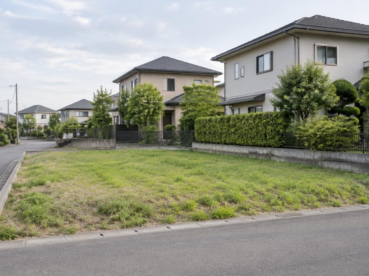 住宅が並ぶ通り沿いにある更地の売土地